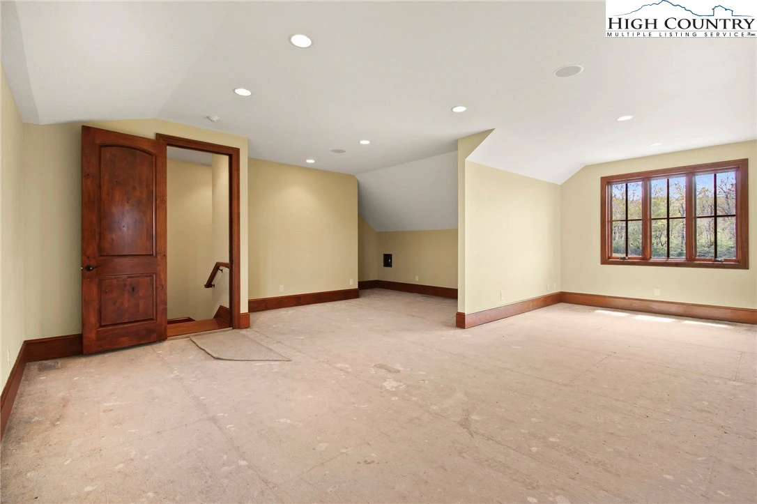 Image number 21 for the current listing