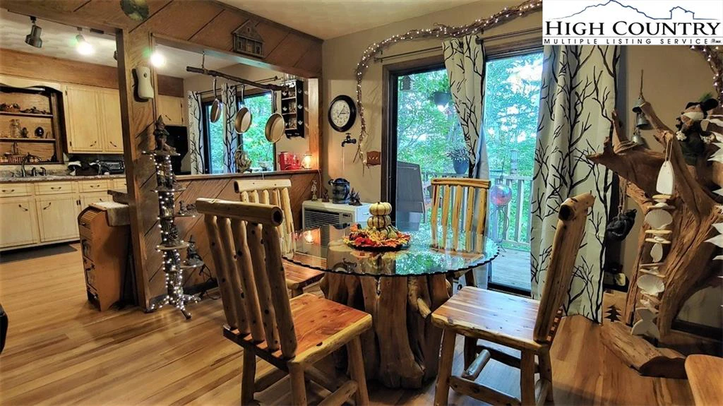 Image number 14 for the current listing