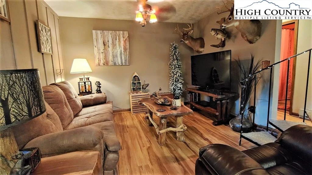 Image number 13 for the current listing