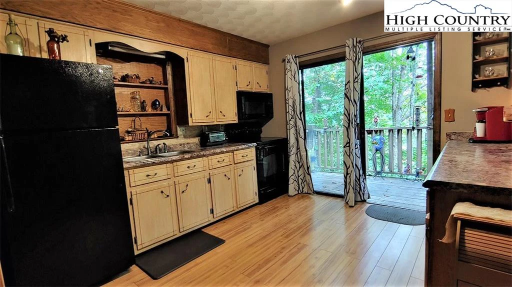 Image number 17 for the current listing