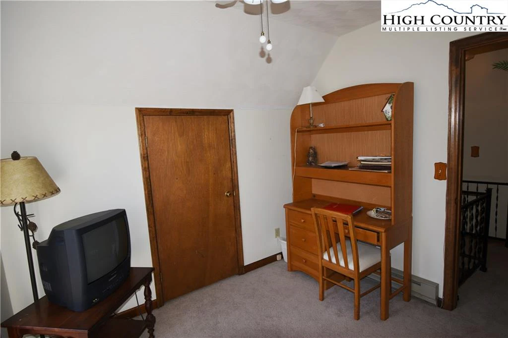 Image number 9 for the current listing