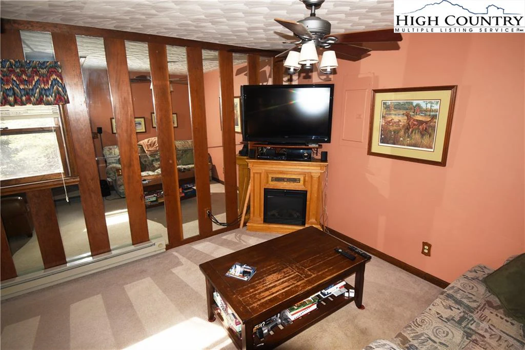 Image number 18 for the current listing