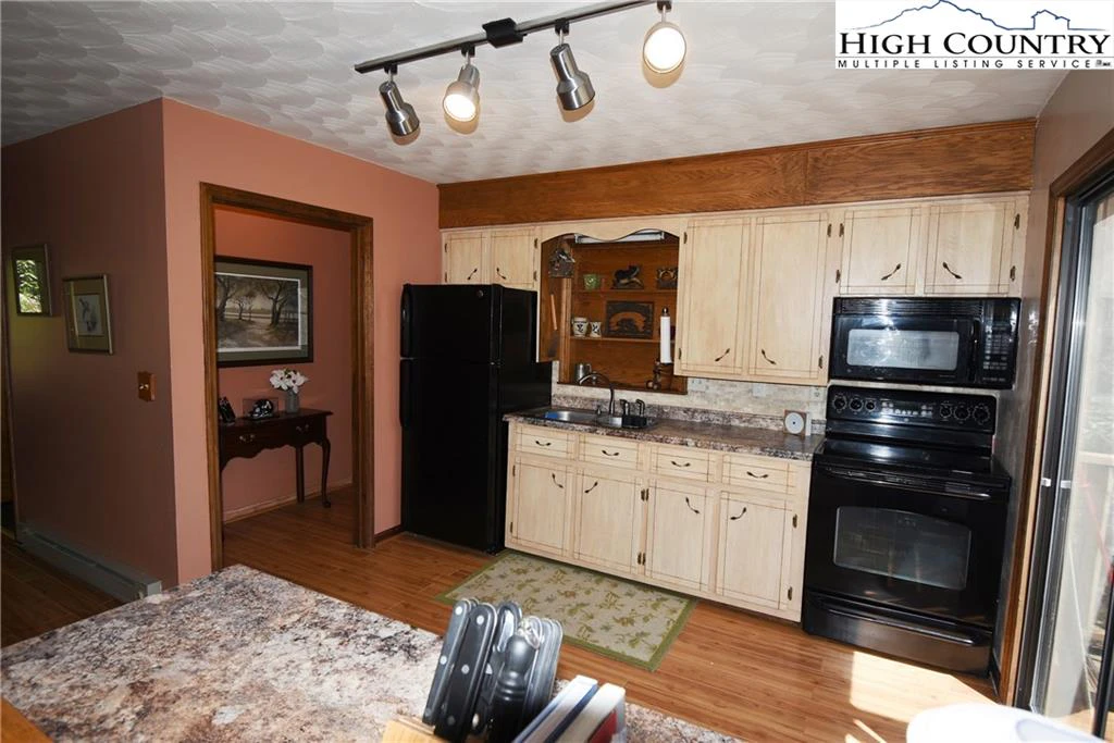 Image number 17 for the current listing