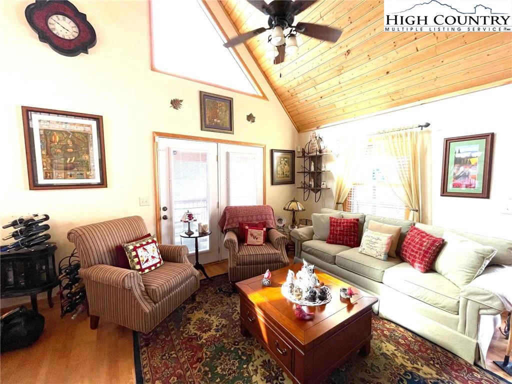 Image number 14 for the current listing