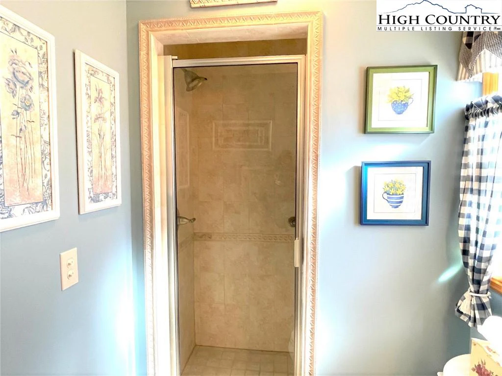 Image number 2 for the current listing