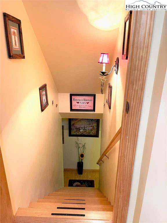 Image number 15 for the current listing