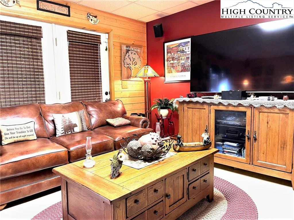 Image number 17 for the current listing