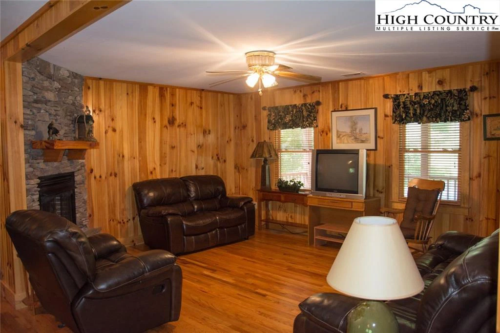 Image number 13 for the current listing