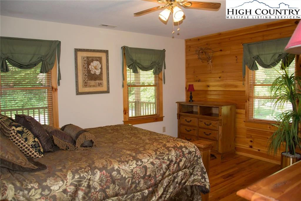 Image number 11 for the current listing