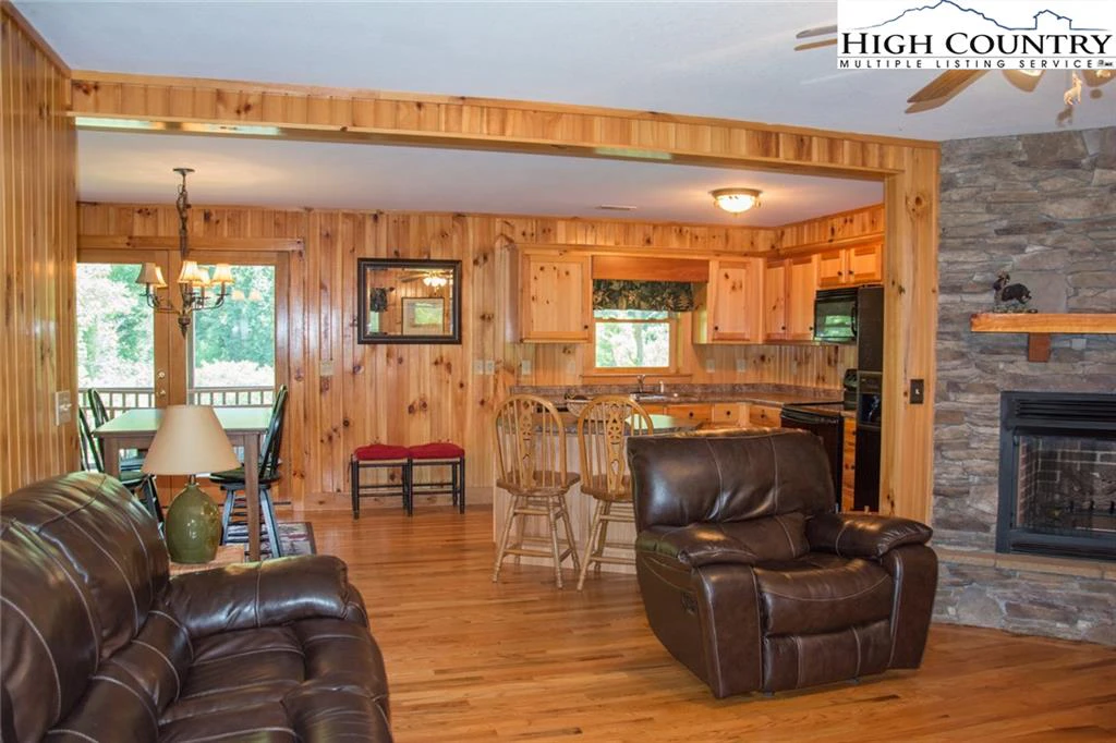 Image number 15 for the current listing