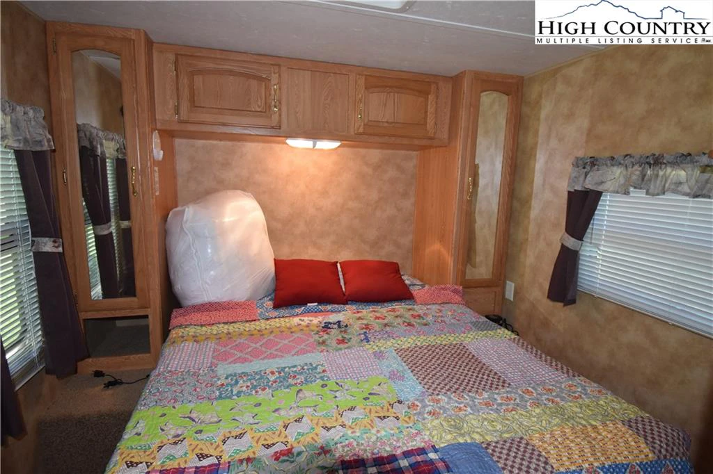Image number 9 for the current listing