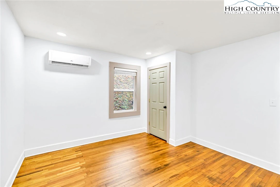 Image number 4 for the current listing