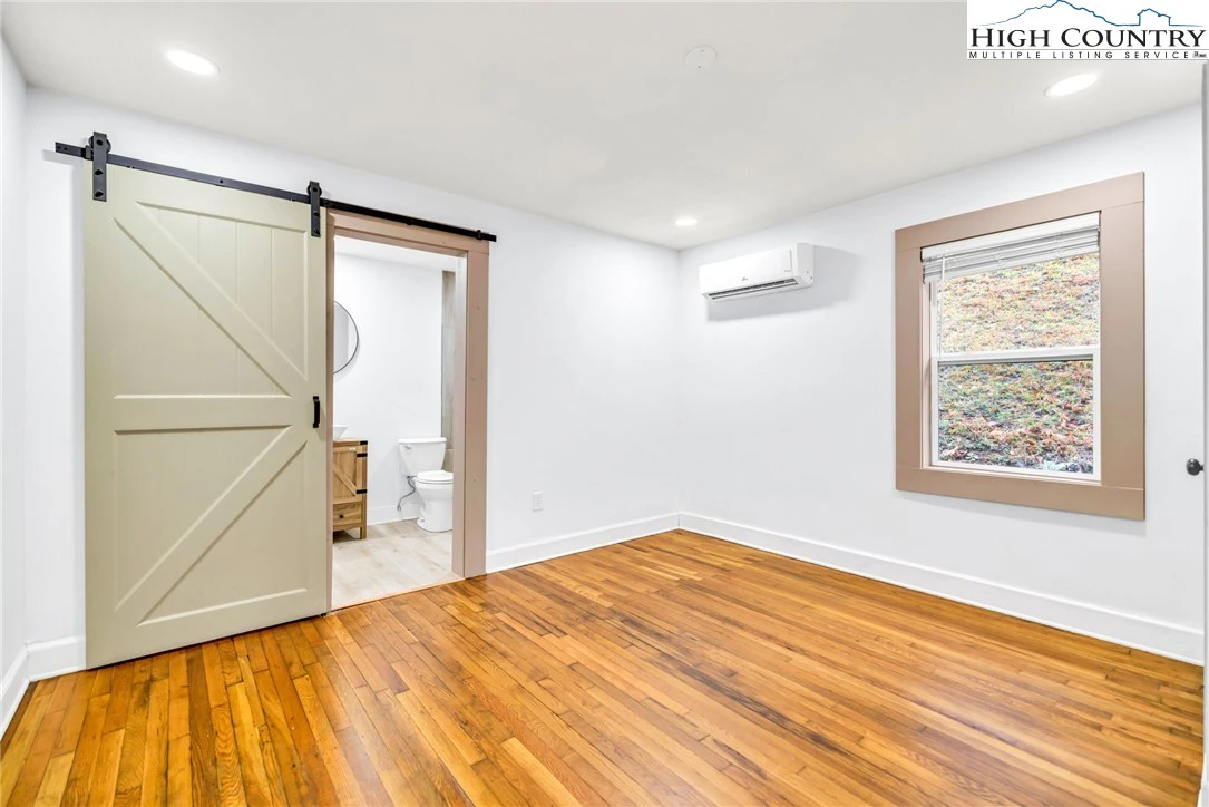 Image number 8 for the current listing