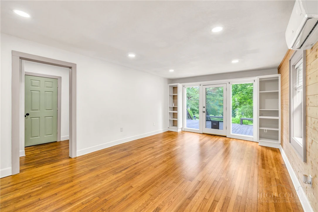 Image number 6 for the current listing