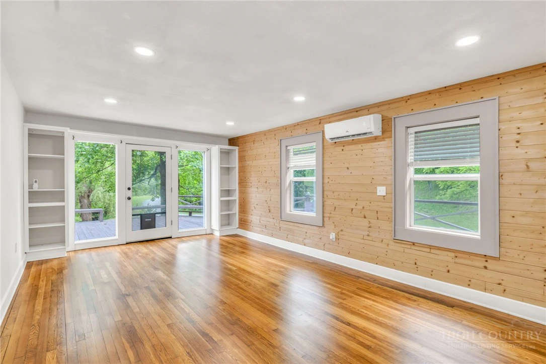 Image number 7 for the current listing