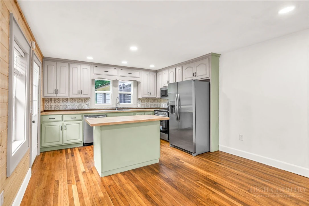 Image number 9 for the current listing