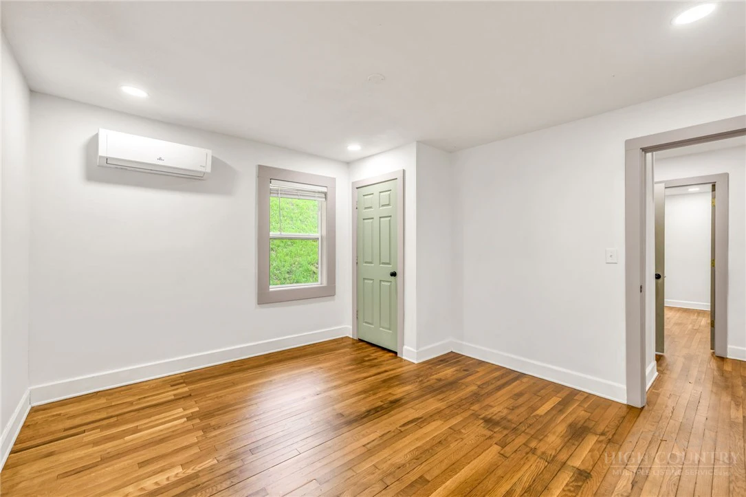 Image number 19 for the current listing