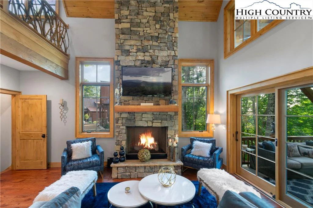Image number 1 for the current listing