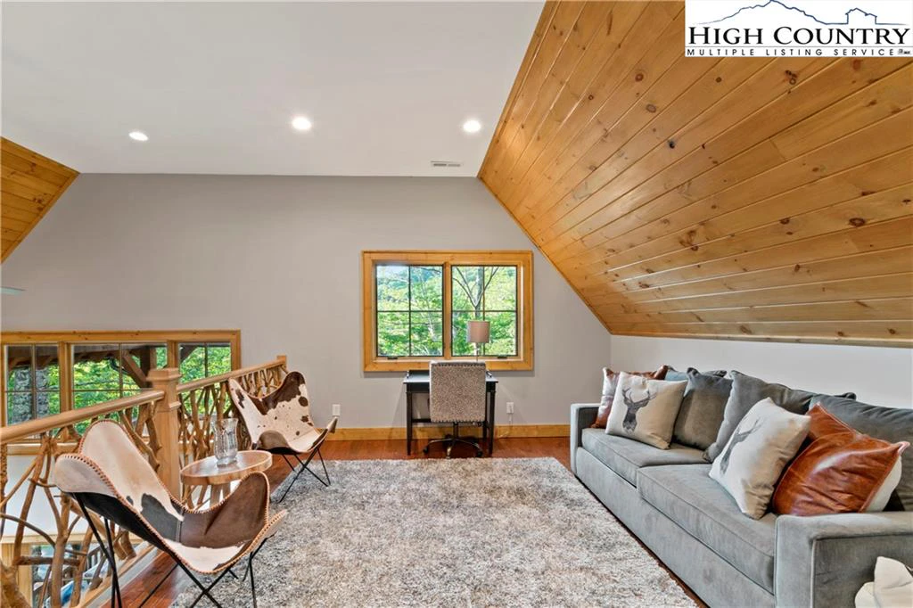 Image number 16 for the current listing
