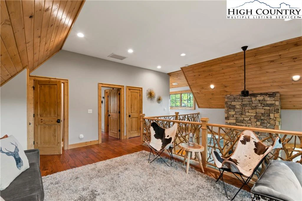 Image number 15 for the current listing