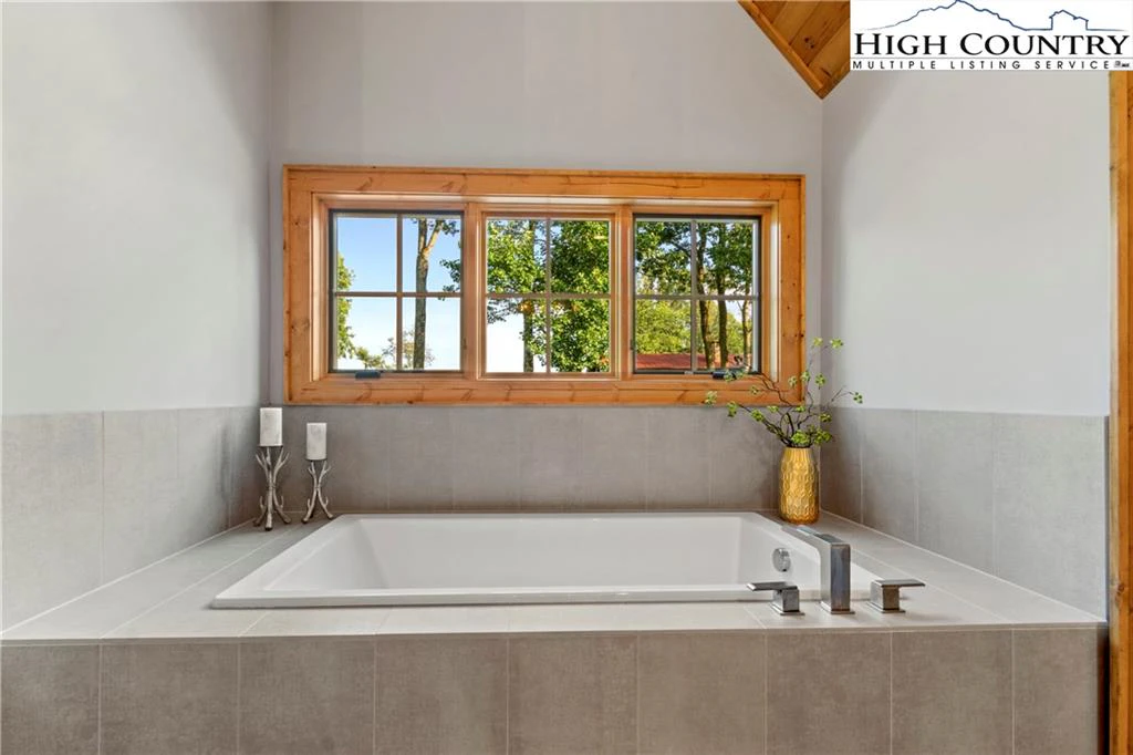 Image number 11 for the current listing