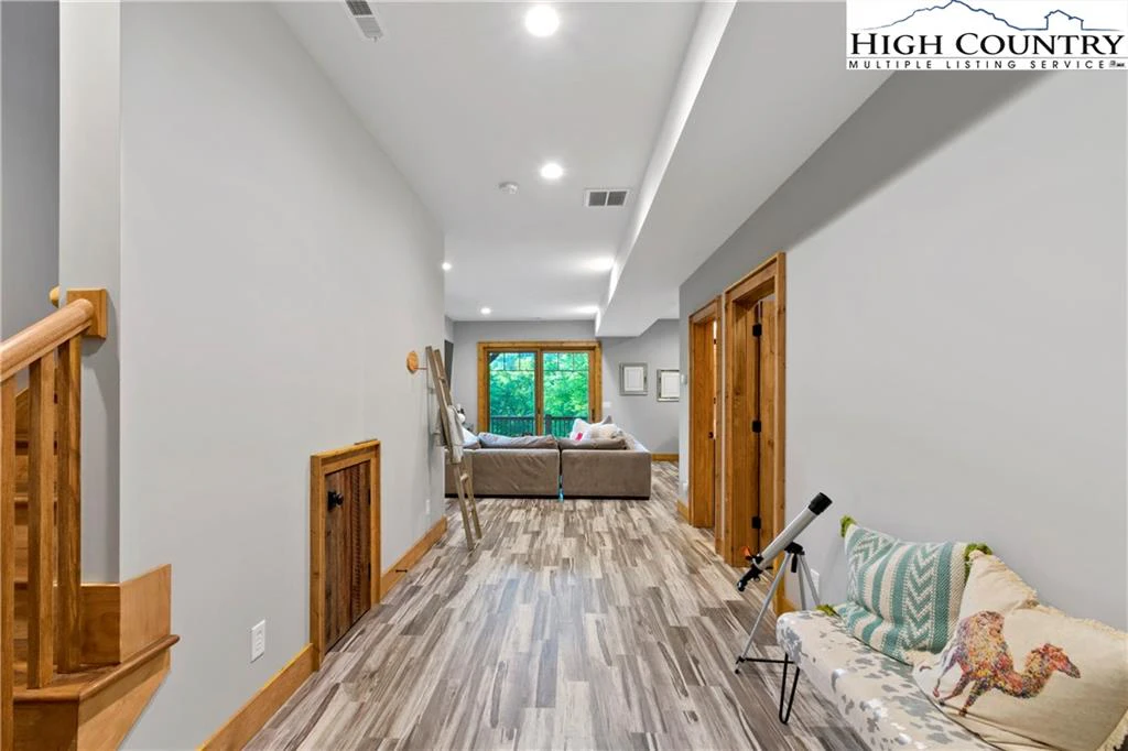 Image number 9 for the current listing