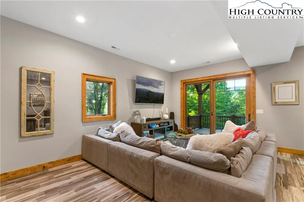 Image number 8 for the current listing