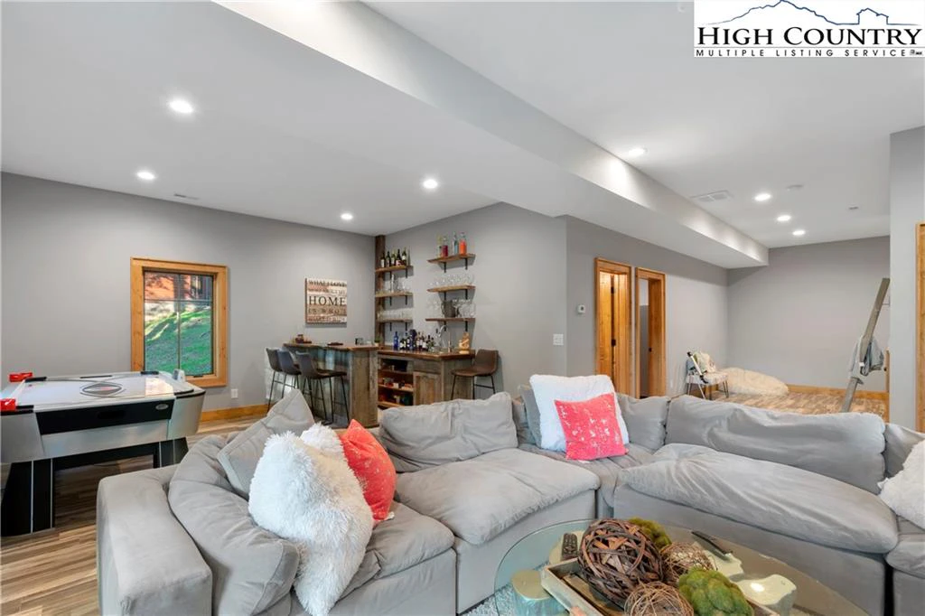 Image number 4 for the current listing