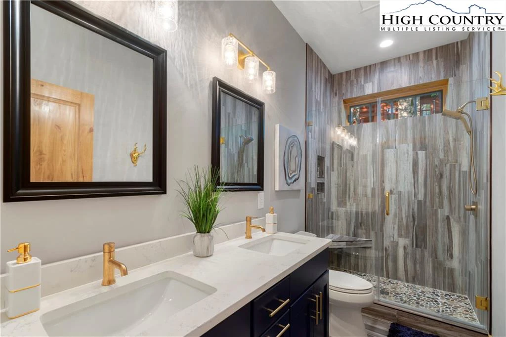 Image number 3 for the current listing