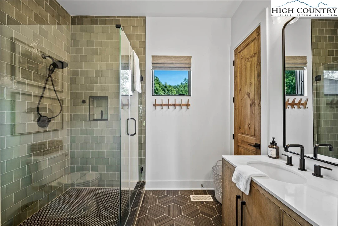 Image number 14 for the current listing