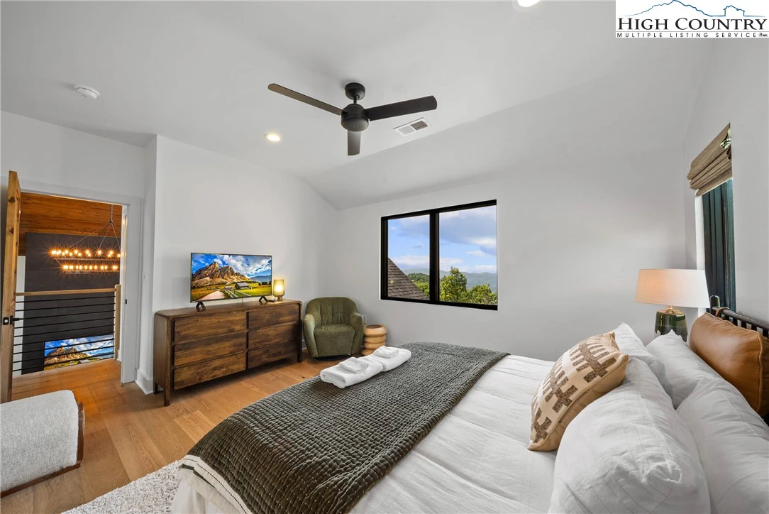 Image number 5 for the current listing