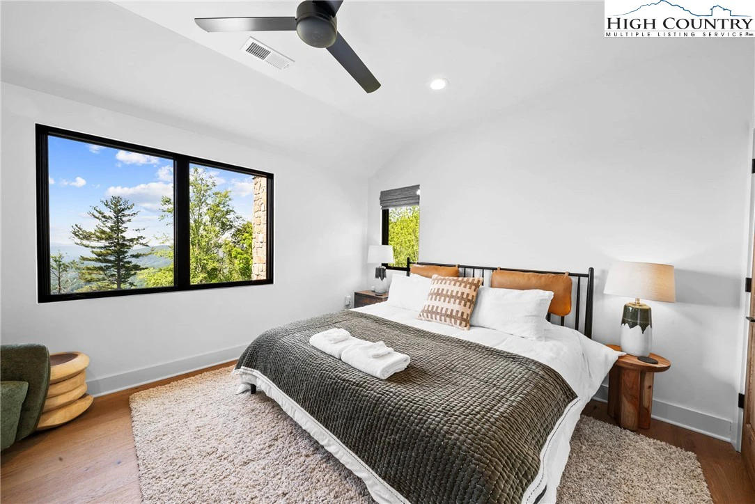 Image number 4 for the current listing