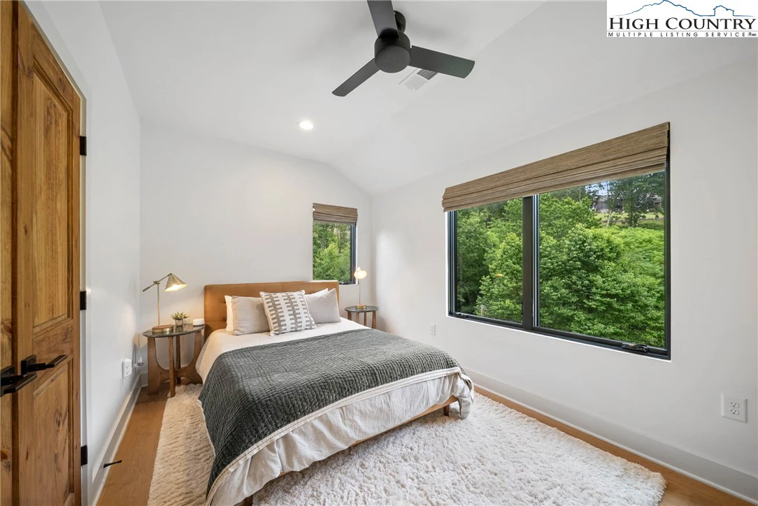 Image number 7 for the current listing