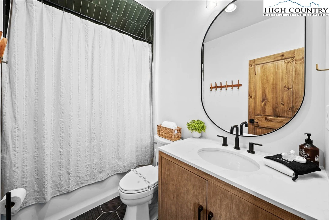Image number 9 for the current listing