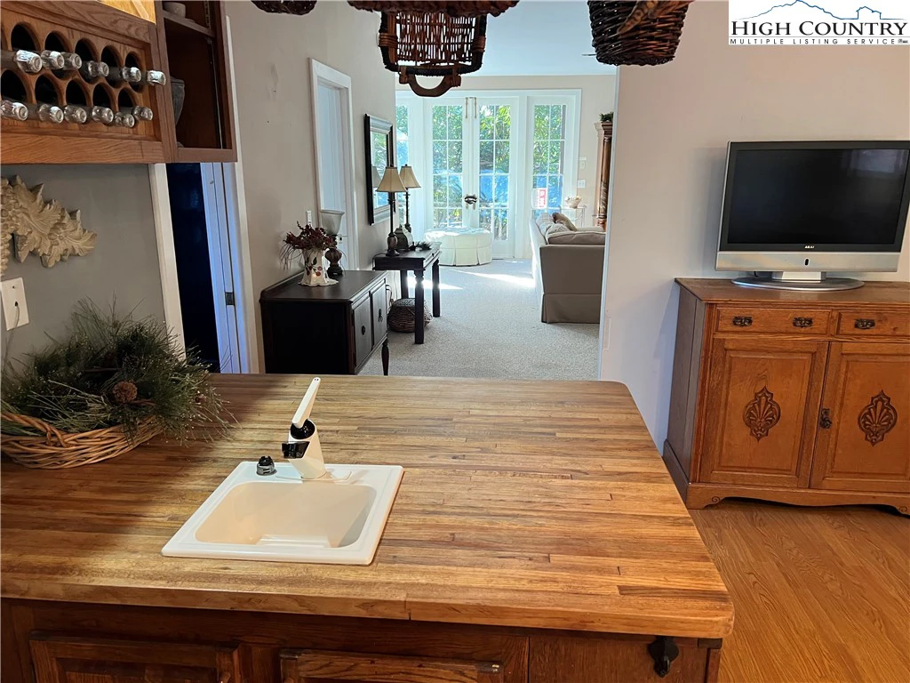 Image number 5 for the current listing