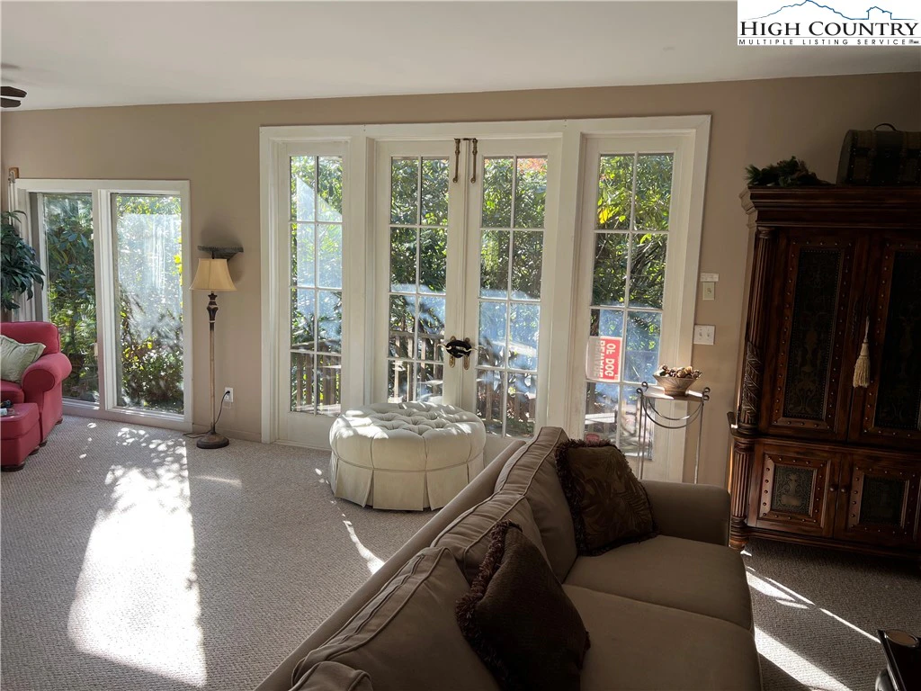 Image number 8 for the current listing