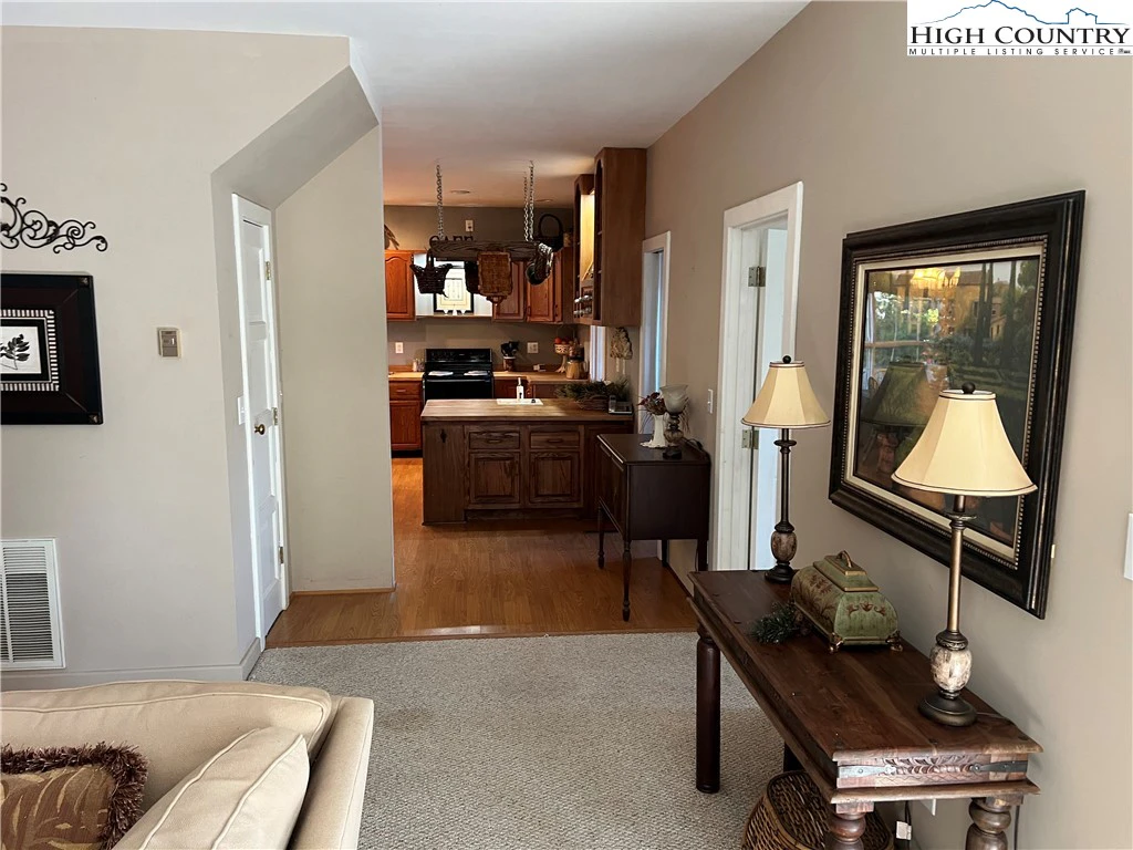 Image number 9 for the current listing