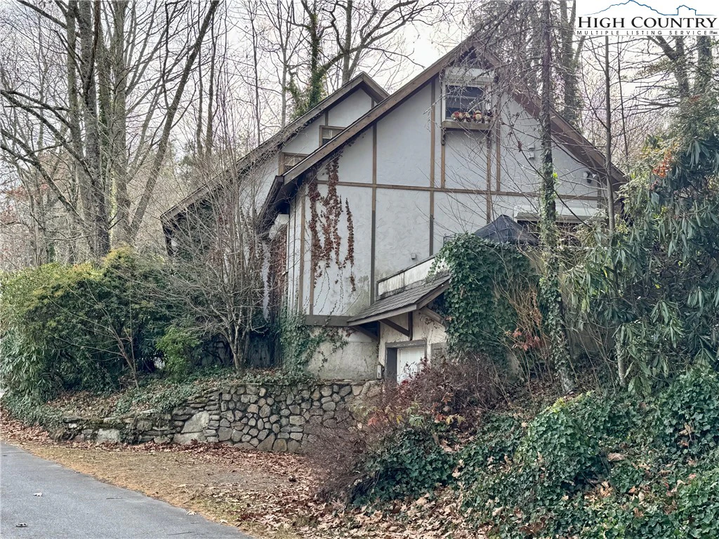 Image number 13 for the current listing