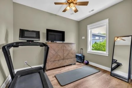 Image number 2 for the current listing