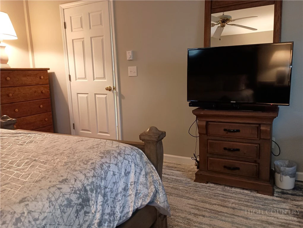 Image number 2 for the current listing