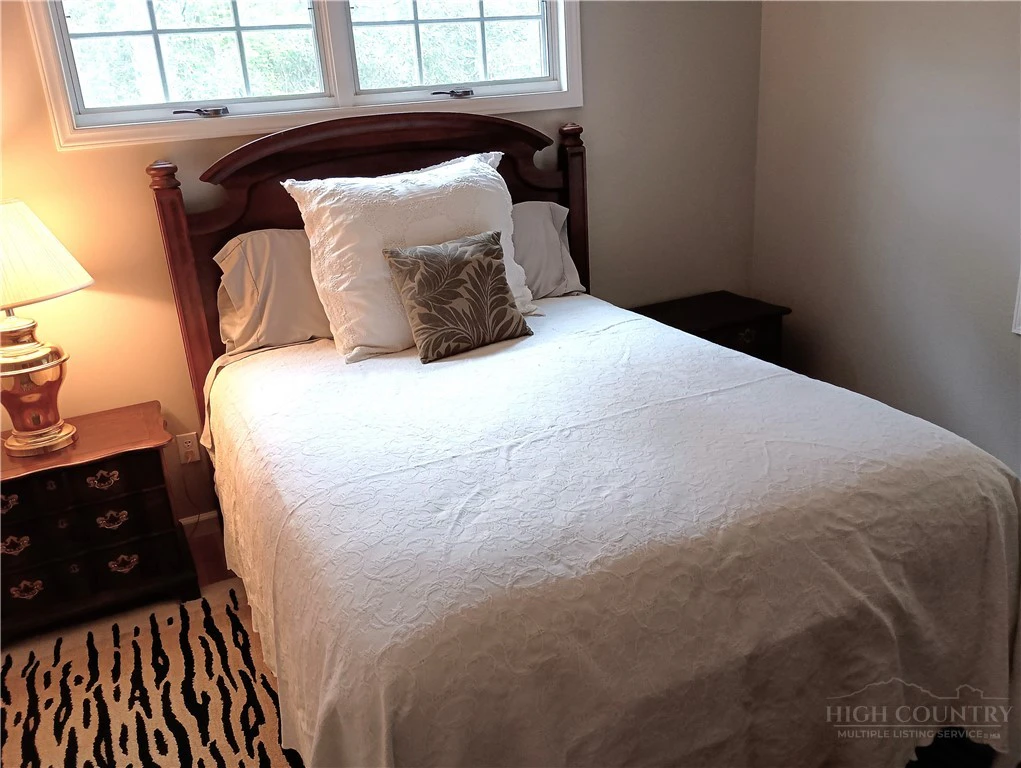Image number 3 for the current listing