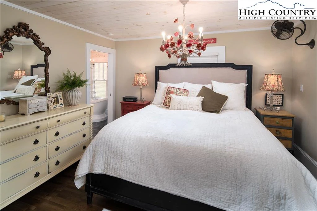 Image number 2 for the current listing