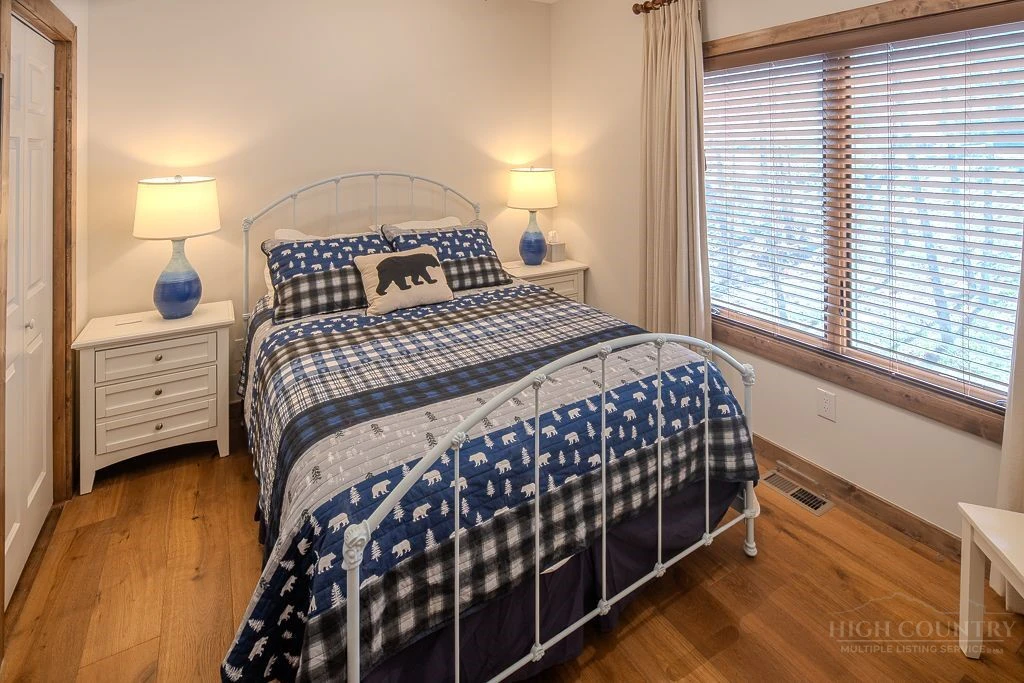 Image number 3 for the current listing