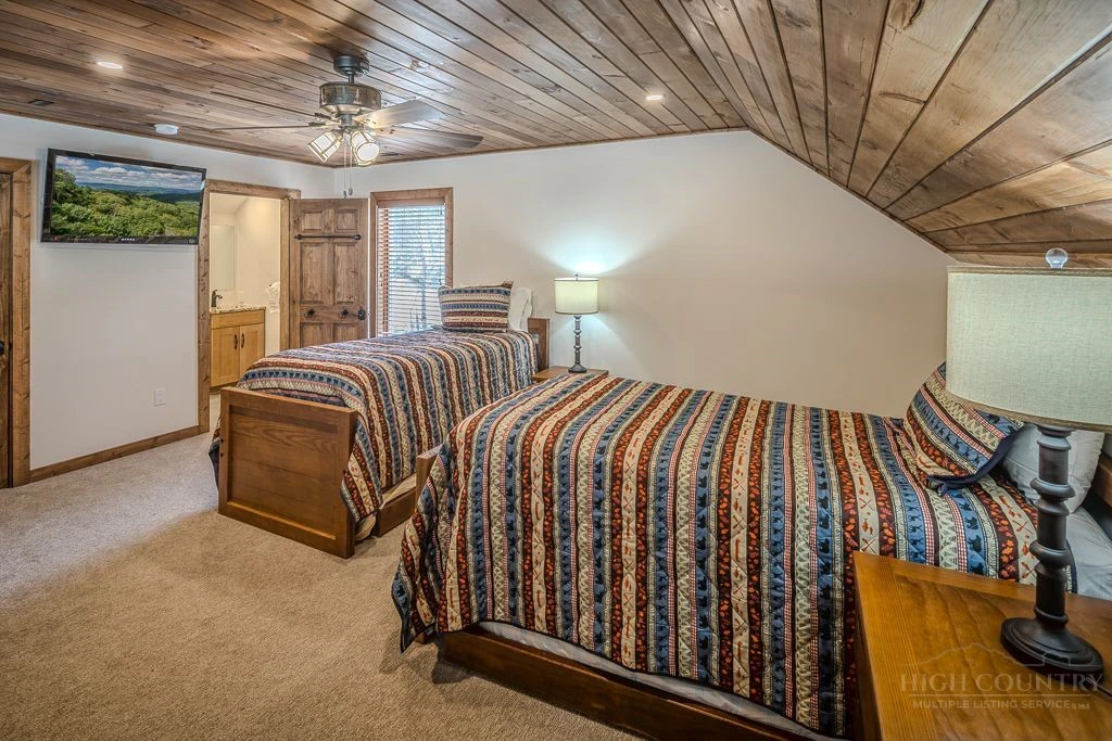 Image number 4 for the current listing