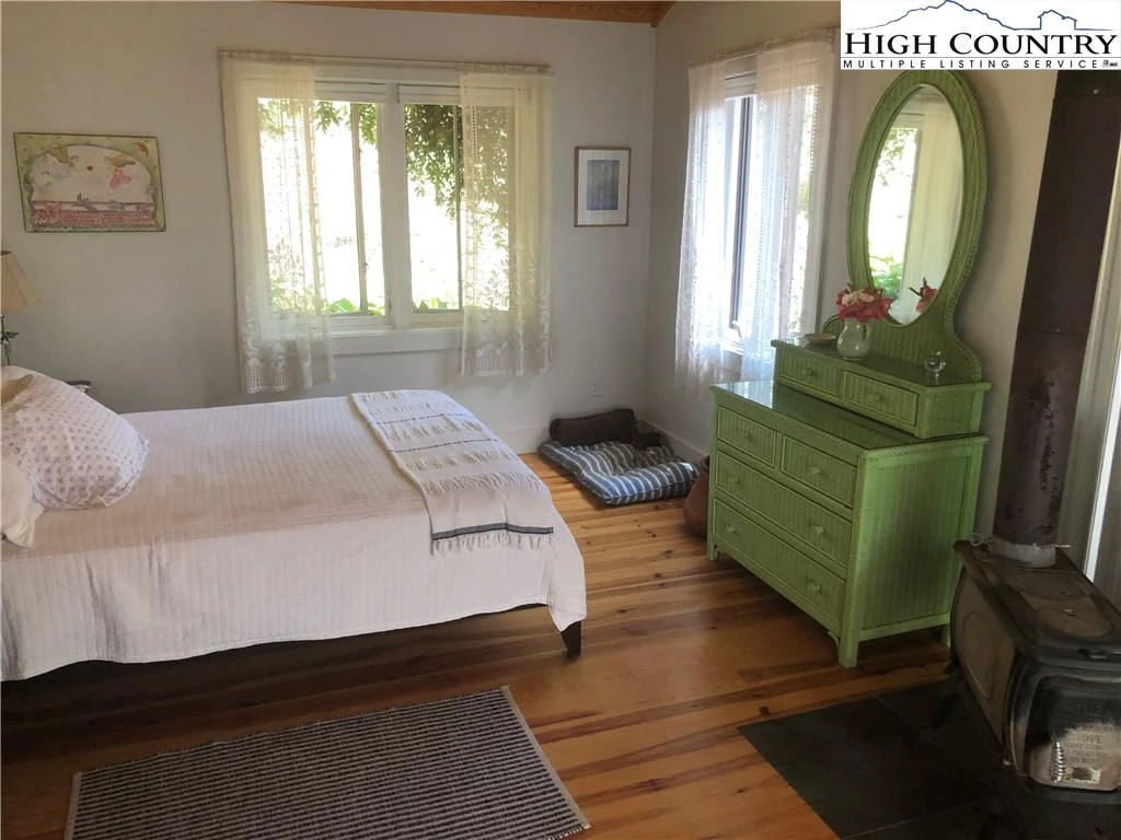 Image number 4 for the current listing