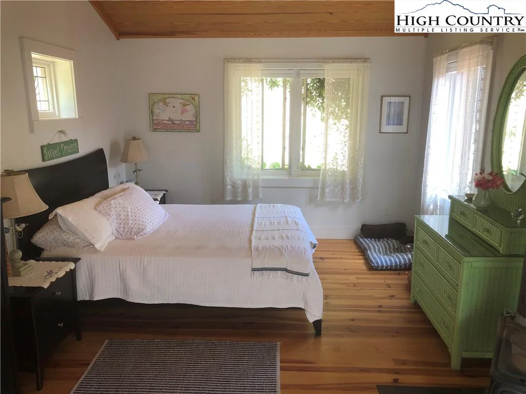 Image number 5 for the current listing