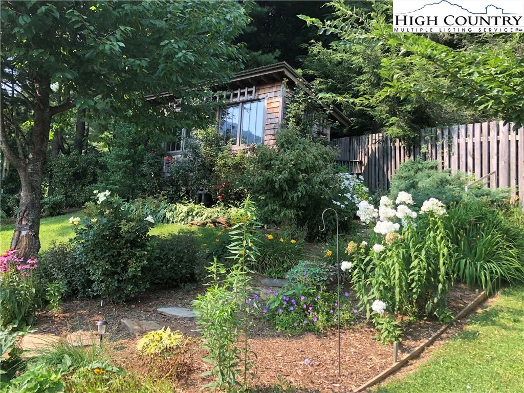 Image number 11 for the current listing