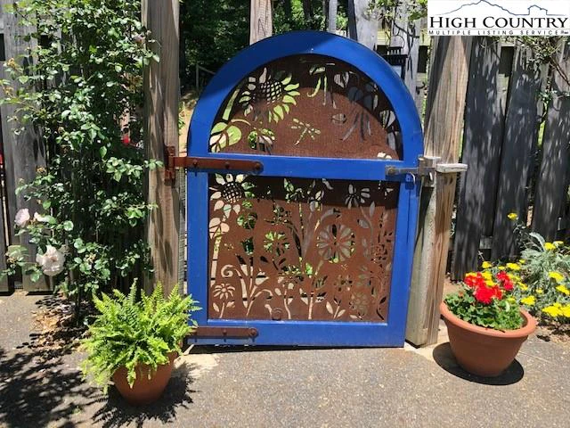 Image number 2 for the current listing
