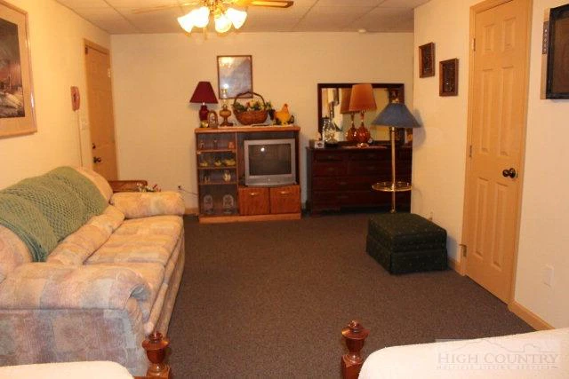 Image number 21 for the current listing