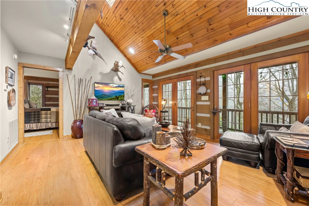 Image number 14 for the current listing